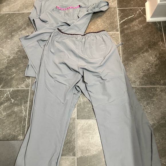 Heartsoul Scrubs 2 Tops Medium, 2 Bottoms (1 Large/1 Medium) $10 Each Piece! - Picture 7 of 7